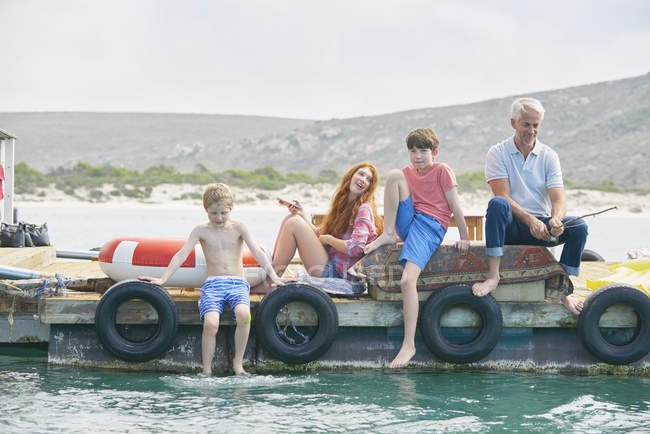 Familia relajante en la cubierta de la casa flotante, Kraalbaai, Sudáfrica - foto de stock
