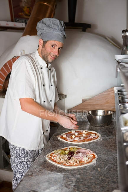 Gente en una pizzaria - foto de stock
