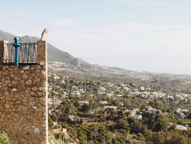 Mujer adulta de pie en el balcón, mirando a la vista, Mijas, Andalucia, España - foto de stock