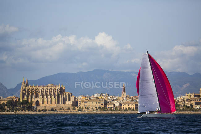 View of La Seu Cathedral on waterfront, Palma de Mallorca, Majorca, Spain — Stock Photo