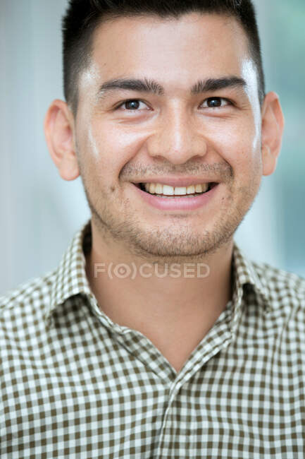 Retrato de un hombre adulto medio sonriendo - foto de stock
