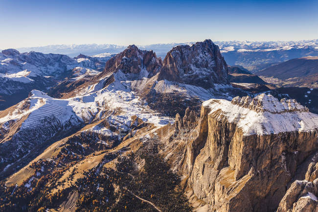 Paisaje de montaña, Dolomitas, Italia tomada desde helicóptero - foto de stock