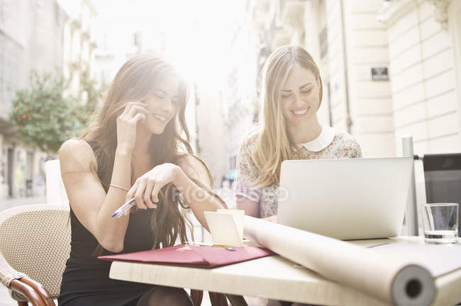 Zwei junge Freundinnen machen Pause im Straßencafé, valencia, spanien — Stockfoto