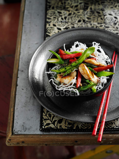 Bowl of noodles with meat and vegetables — Stock Photo