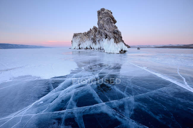 Glace et Ogoy Island, Baikal Lake, Olkhon Island, Sibérie, Russie — Photo de stock