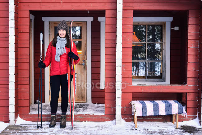 Portrait de jeune skieuse sur porche cabine, Posio, Laponie, Finlande — Photo de stock