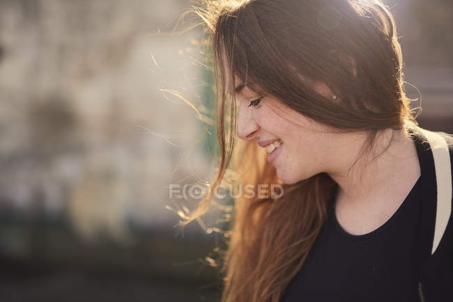 Портрет молодої жінки, на відкритому повітрі, посміхаючись, Брістоль, Великобританія — стокове фото