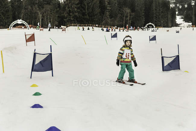 Niña esquiando a través de banderas - foto de stock