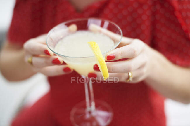 Femme tenant un verre de cocktail — Photo de stock