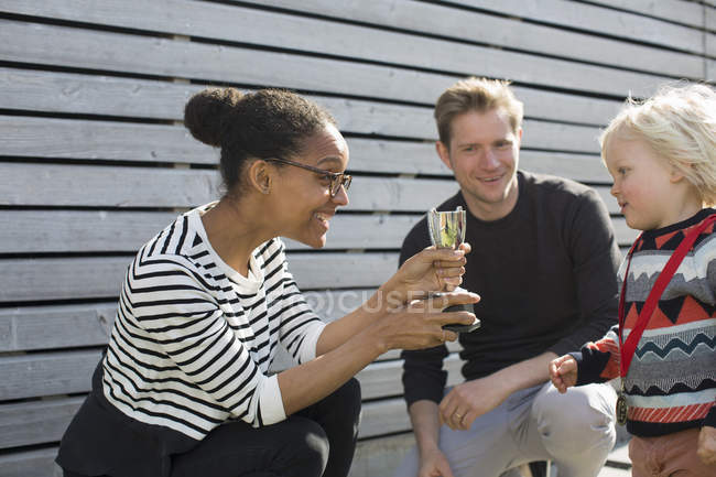 Mother giving son trophy outdoors in garden — Stock Photo