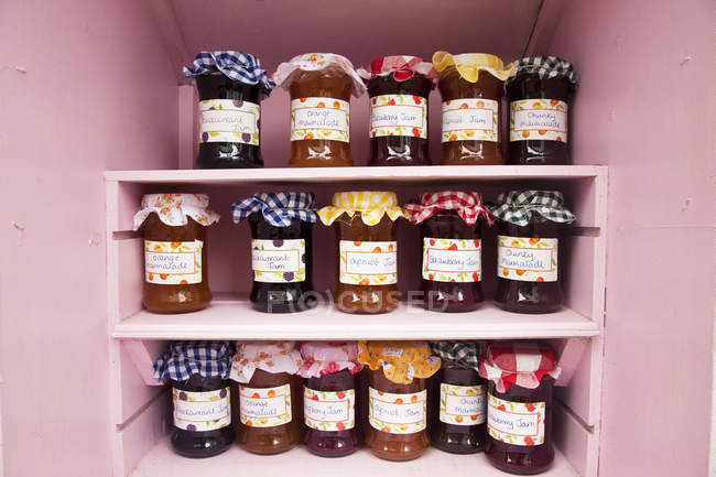 Gläser mit hausgemachter Marmelade und Marmelade im Regal — Stockfoto