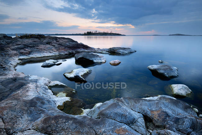 Вид на Ладожское озеро с острова Исо Косаари, Ладожское озеро, Республика Карелия, Россия — стоковое фото