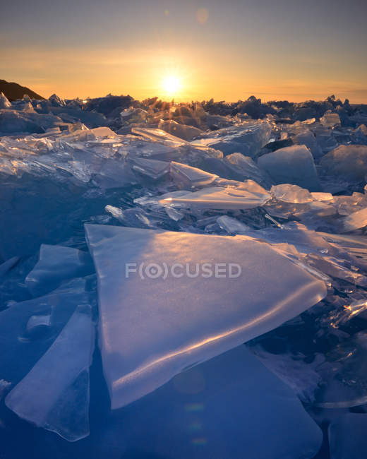 Stacked broken ice at sunset, Baikal Lake, Olkhon Island, Siberia, Russia — Stock Photo