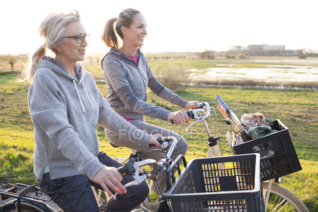 Вид збоку жінок Велоспорт marshland посмішкою — стокове фото