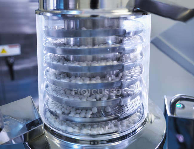 Nahaufnahme von Tabletten in Tablettenpressmaschine in pharmazeutischer Fabrik — Stockfoto