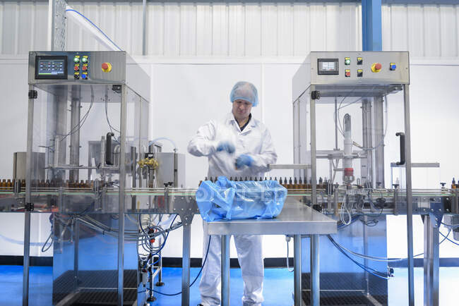 Worker on packing line in pharmaceutical factory — Stock Photo
