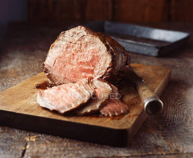 Серфлоїн з яловичини на дерев'яній обробній дошці — стокове фото