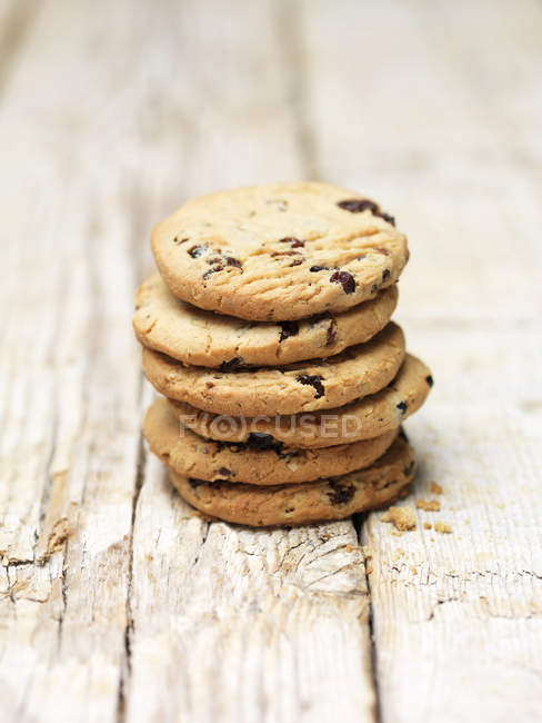 Pila di biscotti di mirtillo e avena su legno — Foto stock