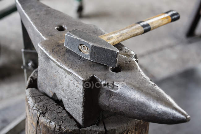 Молоток на железном наковальне — стоковое фото