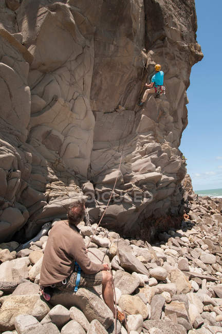 Scalatore di roccia scalare scogliera frastagliata — Foto stock