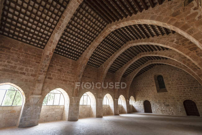 Antigo dormitório, mosteiro cisterciense, Santes Creus, Aiguamurcia, Catalunha, Espanha — Fotografia de Stock