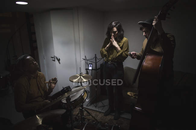 Músicos com contrabaixo e bateria no estúdio de música — Fotografia de Stock