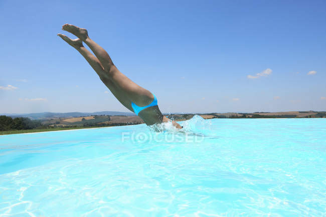 Mittlere erwachsene Frau stürzt in Schwimmbad — Stockfoto