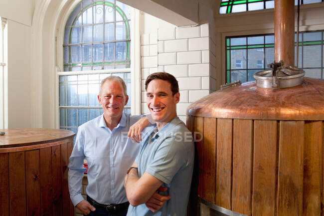 Padre e hijo en cervecería - foto de stock