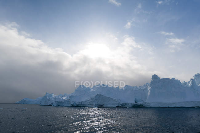 Солнечный свет и лед на леднике Илулиссат, залив Диско, Гренландия — стоковое фото