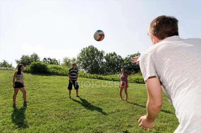Grupo de jovens adultos jogando futebol — Fotografia de Stock