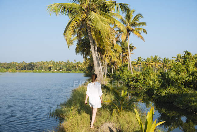 Giovane donna che cammina a Kerala Backwaters vicino a North Paravoor, Kerala, India — Foto stock