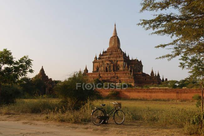 Bicicleta estacionada fora do Templo Sulamani, Bagan, Birmânia — Fotografia de Stock