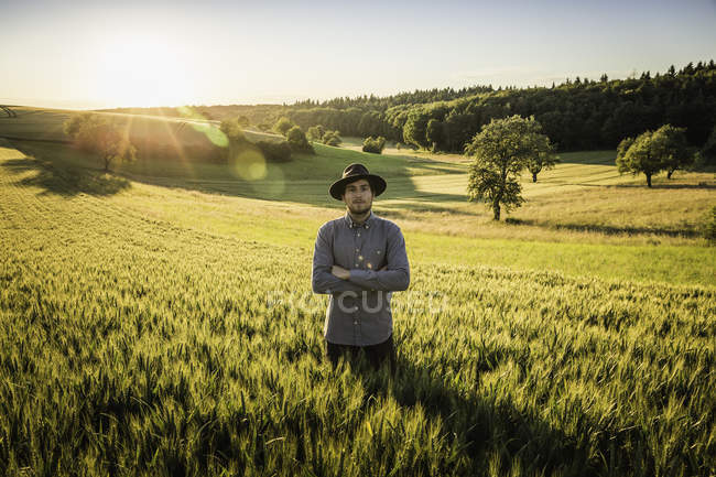 Portrait d'un homme adulte moyen, debout sur le terrain, Neulingen, Bade-Wurtemberg, Allemagne — Photo de stock