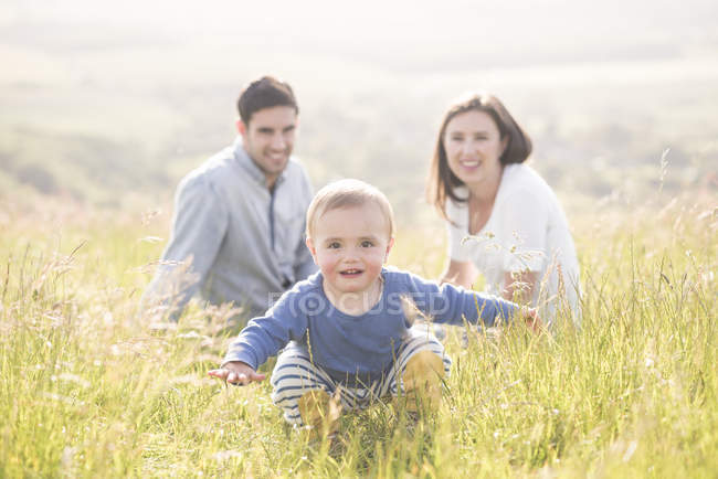 Портрет молодой семьи в поле — стоковое фото