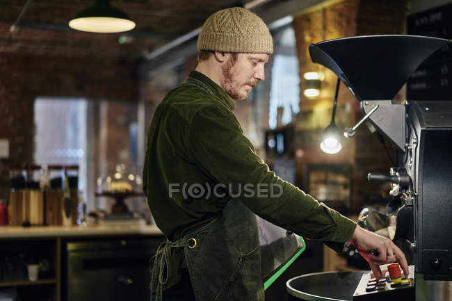 Cafetera masculina caucásica trabajando con cafetera - foto de stock