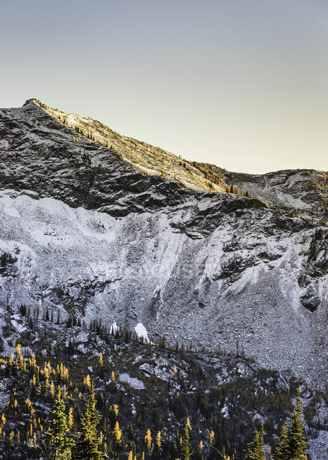 Picos de montaña cubiertos de nieve, cordillera en cascada, Diablo, Washington, EE.UU. - foto de stock