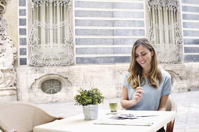 Young woman having a coffee outside Museum of Ceramics, Valencia, Spain — Stock Photo