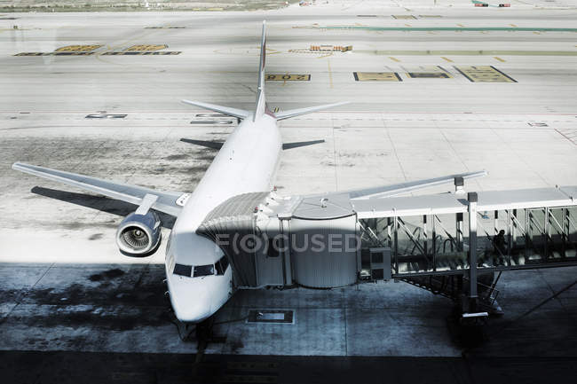 Вид с воздуха на самолет, стоящий на взлетной полосе — стоковое фото