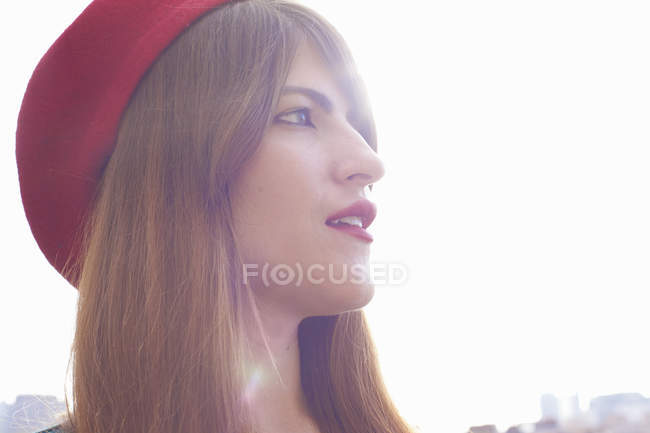 Retrato de mulher usando chapéu vermelho — Fotografia de Stock