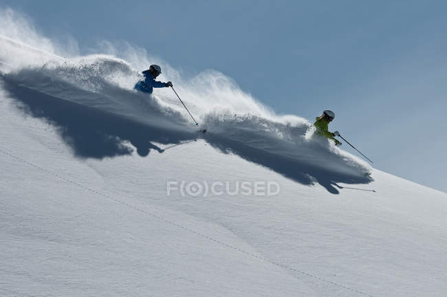 Feminino e masculino esquiadores correndo downhill, Obergurgl, Áustria — Fotografia de Stock