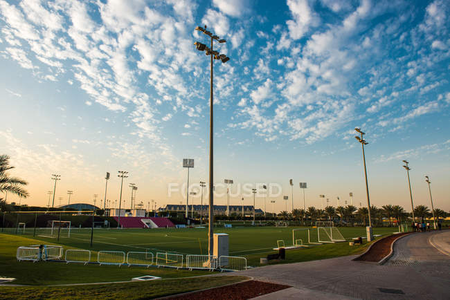 Campo de fútbol y campo de deportes, Doha, Qatar, Medio Oriente - foto de stock