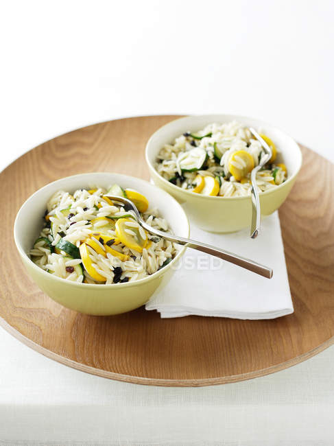 Bowls of orzo pasta, zucchini and mint salad — Stock Photo