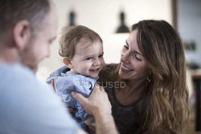 Mãe segurando sorridente menino — Fotografia de Stock