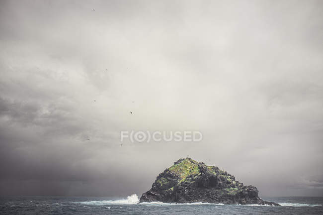 Vue lointaine du rocher de Garachico, Tenerife, Îles Canaries, Espagne — Photo de stock
