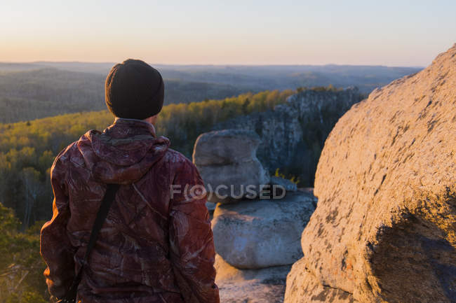 Turista desfrutando de vista do vale ao pôr do sol — Fotografia de Stock