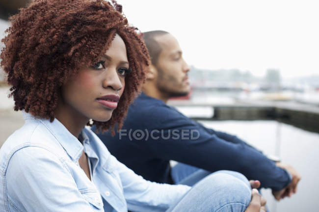 Jovem casal olhando para longe — Fotografia de Stock