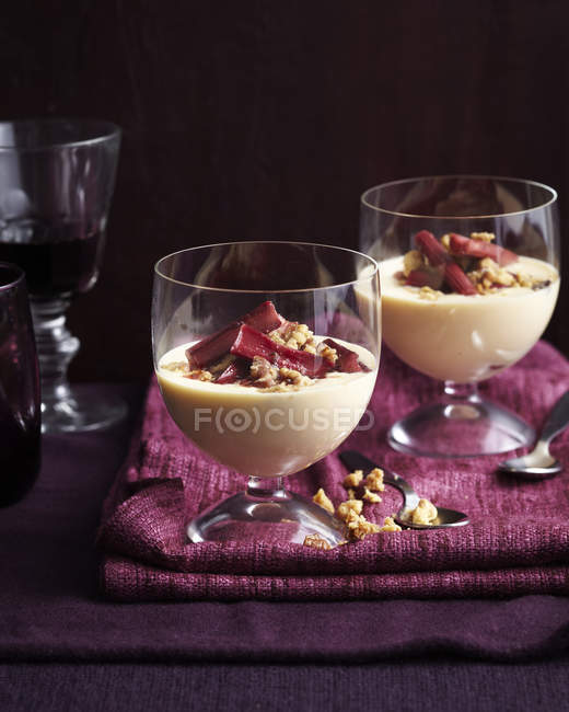 Deux verres à dessert de crumble de rhubarbe rôtie — Photo de stock