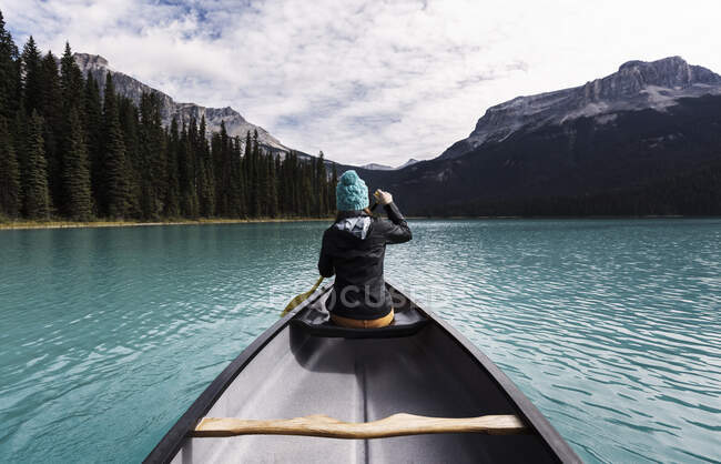 Jeune femme canot, vue arrière, lac Emerald, parc national Yoho, Canada — Photo de stock