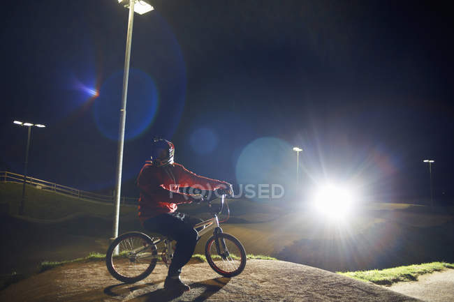 BMX-ciclista equitação à noite — Fotografia de Stock