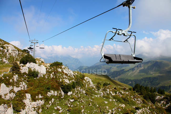 Chair lift over rocky mountainside — Stock Photo